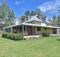 Soldiers Cottage picturebook vineyard home - Accommodation Gladstone