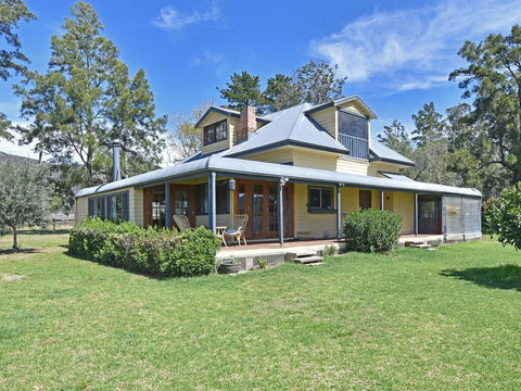 Soldiers Cottage Picturebook Vineyard Home - Accommodation Gladstone 0