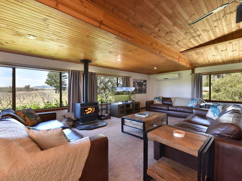 Soldiers Cottage Picturebook Vineyard Home - Accommodation Gladstone 1