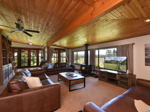 Soldiers Cottage Picturebook Vineyard Home - Accommodation Gladstone 2
