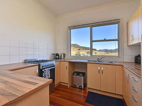 Somerville Wines Farmstay In Broke, Super Cute House On Working Farm. Walk For Miles. - Accommodation Gladstone 2