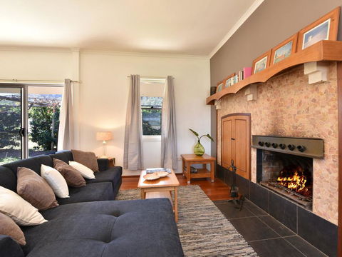 Somerville Wines Farmstay In Broke, Super Cute House On Working Farm. Walk For Miles. - Accommodation Gladstone 0