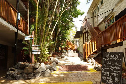 Somewhere To Stay Backpackers - Accommodation Gladstone 1