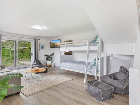 Sounds By The Sea - Open Plan Living, Metres To Beach - Accommodation Gladstone 2