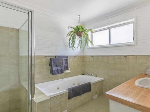 Sounds By The Sea - Open Plan Living, Metres To Beach - Accommodation Gladstone 3