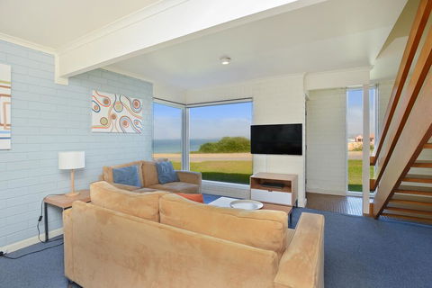 South Seas Beachfront Apartments - Accommodation Gladstone 3