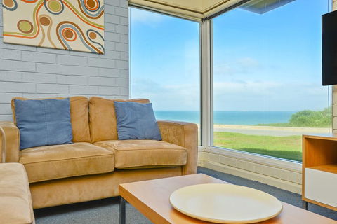 South Seas Beachfront Apartments - Accommodation Gladstone 2