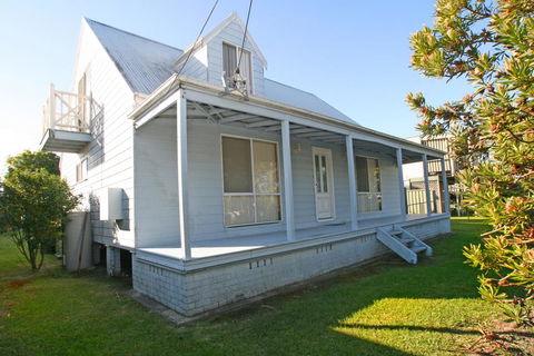 South Sussex's Blue Cottage - Accommodation Gladstone 1