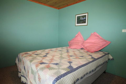 South Sussex's Blue Cottage - Accommodation Gladstone 3