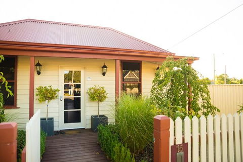 Sovereign Hideaway - Accommodation Gladstone 1