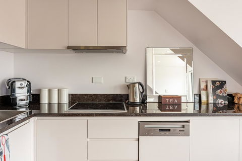 Spacious 2 Bed House, 2 AC And Free Street Parking - Accommodation Gladstone 3