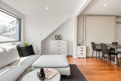 Spacious 2 Bed House, 2 AC And Free Street Parking - Accommodation Gladstone 1