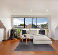 Spacious 2 Bed House 2 AC and Free Street Parking - Accommodation Gladstone