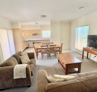Spacious 2 Bed 2 Bath Villa - Central Location - Quiet - Accommodation Gladstone