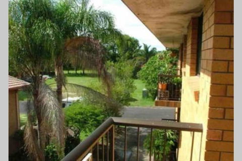 Spacious 2 Bedroom Beach Side Apartment - Close To Shopping Centre With Coles, Health Food Shop, Sushi, Pizza, Cafes, Hairdresse - Accommodation Gladstone 3