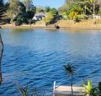 Spacious 2 Bedroom Beach Side Apartment - Close to shopping Centre with Coles Health Food Shop Sushi Pizza Cafes Hairdresse - Accommodation Gladstone