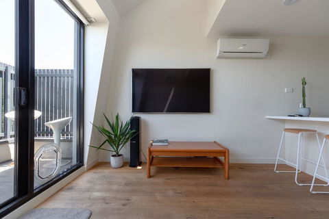 Spacious 2 Bedroom Inner City Townhouse With Private Rooftop - Accommodation Gladstone 1