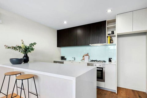 Spacious 2 Bedroom Inner City Townhouse With Private Rooftop - Accommodation Gladstone 3