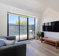 Spacious 2 Bedroom Inner City Townhouse with Private Rooftop - Accommodation Gladstone