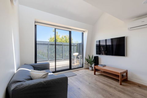 Spacious 2 Bedroom Inner City Townhouse With Private Rooftop - Accommodation Gladstone 0
