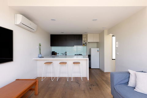 Spacious 2 Bedroom Inner City Townhouse With Private Rooftop - Accommodation Gladstone 2