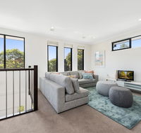 Spacious 4-Bed House with Parking and Backyard - Accommodation Gladstone