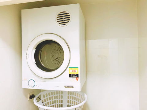 Spacious Apartment Close To Train Station And Airport - Accommodation Gladstone 2