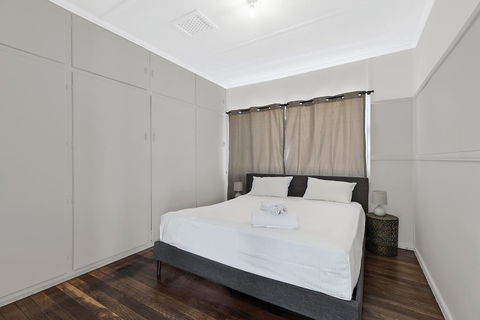 Spacious Living On Victoria - Accommodation Gladstone 3