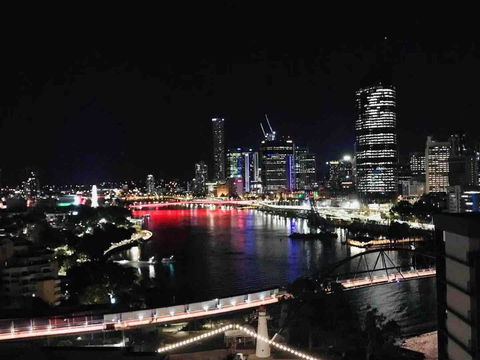 Spacious River Front 2 Bed Apt Central Location - Accommodation Gladstone 3