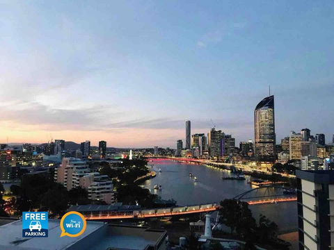 Spacious River Front 2 Bed Apt Central Location - Accommodation Gladstone 0