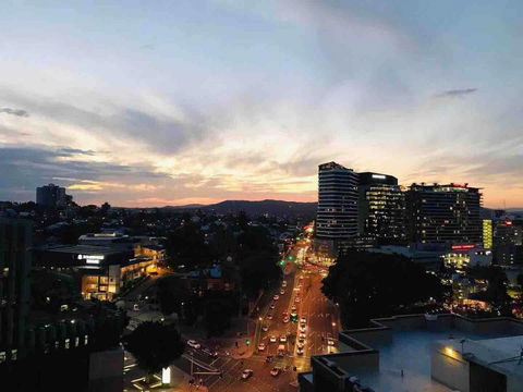 Spacious River Front 2 Bed Apt Central Location - Accommodation Gladstone 2