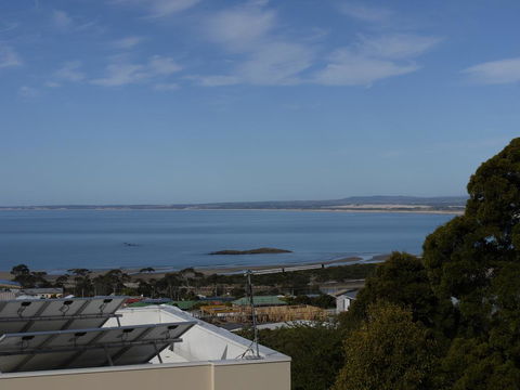 Spectacular Holiday Living - Accommodation Gladstone 2