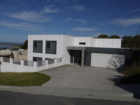 Spectacular Holiday Living - Accommodation Gladstone 0