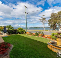 Spoil yourself with the perfect position of this first floor Unit - Accommodation Gladstone