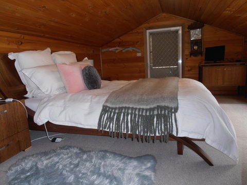 Springmead Rustic Cabin - Accommodation Gladstone 2