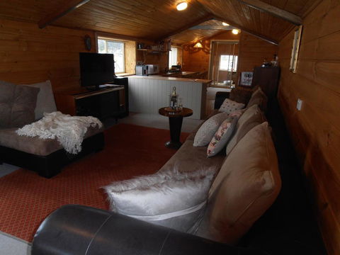 Springmead Rustic Cabin - Accommodation Gladstone 3