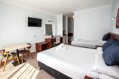 Springwood Motor Inn - Accommodation Gladstone 0