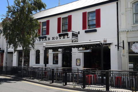 Star Bar Cafe & Hotel - Accommodation Gladstone 0