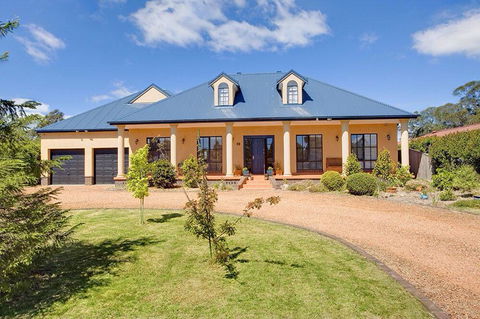 Stately Bowral Designer Home - Accommodation Gladstone 0