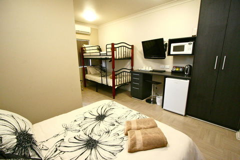 Station Hotel Motel Kurri - Accommodation Gladstone 3