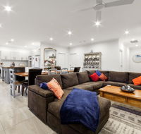 StayCentral - Rosanna Luxurious Mansion - Accommodation Gladstone