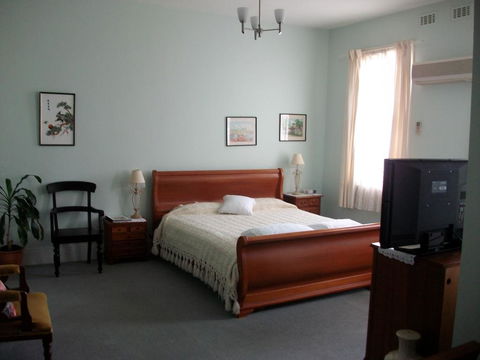 Stella's Dromana Hotel - Accommodation Gladstone 3