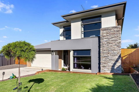 STELLAVISTA - 4 Bedrooms, Free Wifi, Views - Accommodation Gladstone 3