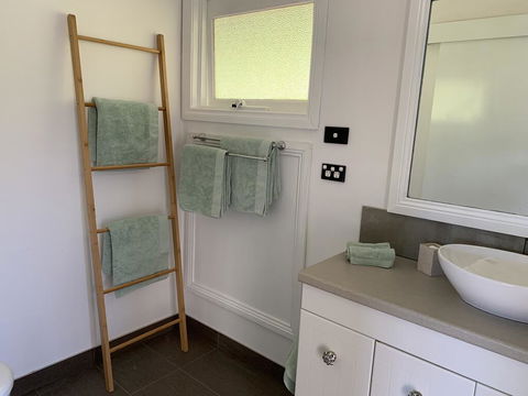 Stephanies Country Cottages - Accommodation Gladstone 3