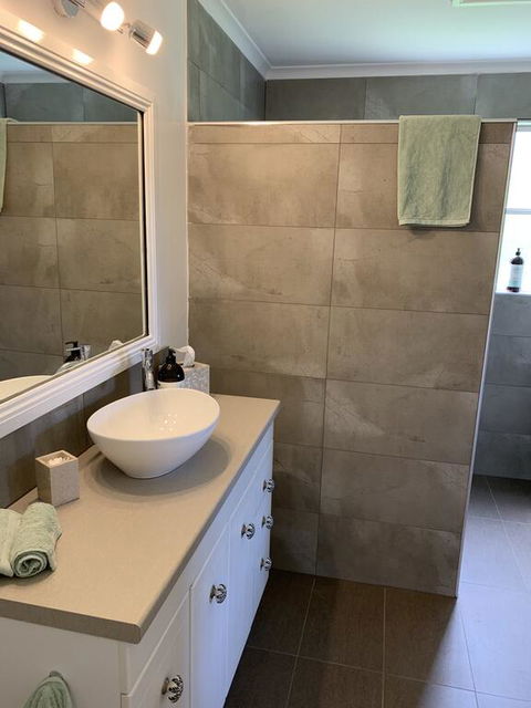 Stephanies Country Cottages - Accommodation Gladstone 2