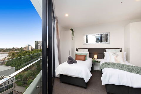 STH - River Views, Fast Internet, Long Stays - Accommodation Gladstone 2