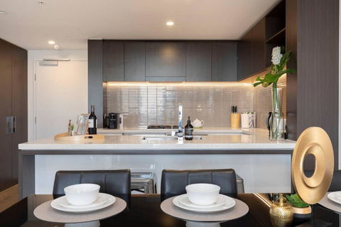 STH - River Views, Fast Internet, Long Stays - Accommodation Gladstone 0