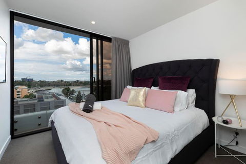 STH - River Views, Fast Internet, Long Stays - Accommodation Gladstone 1