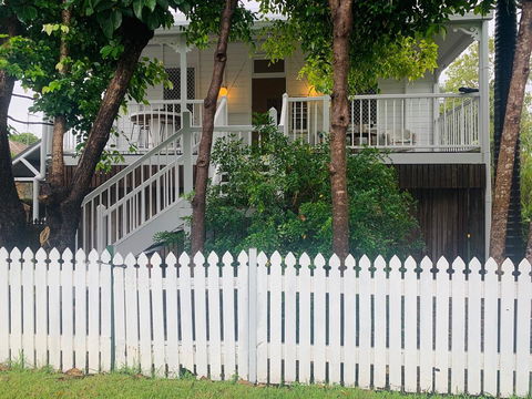 Stranded In Oz Stay In Relaxing Environment, FREE WIFI, NETFLIX, POOL, AIR CON - Accommodation Gladstone 0