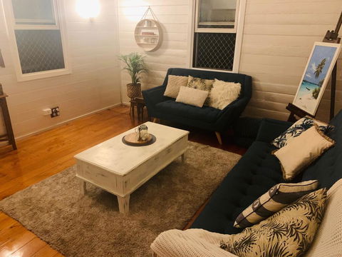 Stranded In Oz Stay In Relaxing Environment, FREE WIFI, NETFLIX, POOL, AIR CON - Accommodation Gladstone 1